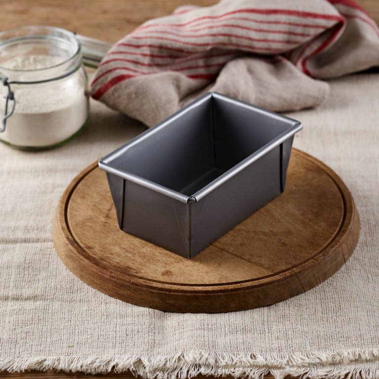 Traditional 1lb or 450g Double-Coated Non-Stick Tin